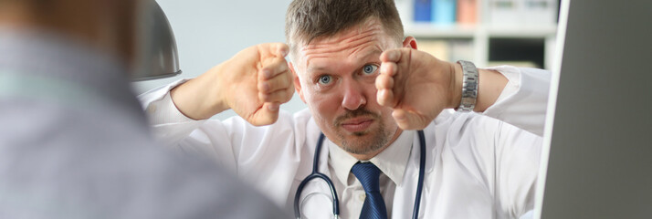 Obraz premium Male surgeon explains the features of cavity heart surgery to patient. Doctor and patient discussing.