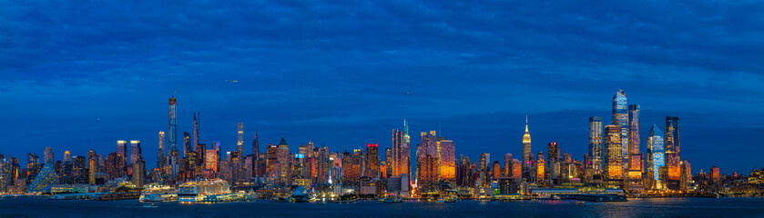 Obraz premium View of Manhattan skyline at sunset, New York City, United States