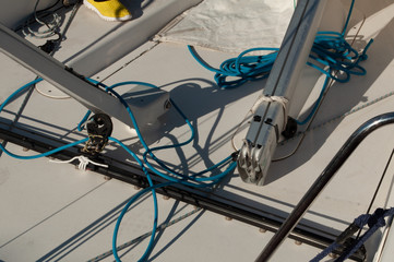 Obraz premium yachting equipment - cables, katanas, blocks, ropes with knots on the deck of a boat