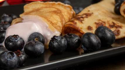 Eierplinse mit Blaubeeren