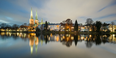 Fototapeta na wymiar Panorama Hansestadt Lübeck Mühlenteich Lichter abends entzerrt