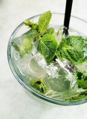 Verre de Mojito virgin en gros plan avec une paille noire