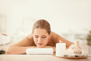Obraz na płótnie Canvas Young woman relaxing in spa salon