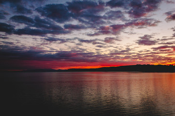Fototapeta na wymiar Cloudly sunset over Taupo Lake