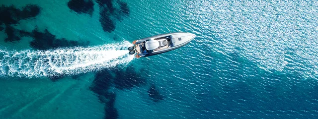 Fotobehang Luchtfoto drone ultra brede top-down foto van luxe stijve opblaasbare speedboot cruisen in hoge snelheid in de Egeïsche diepblauwe zee, Griekenland © aerial-drone
