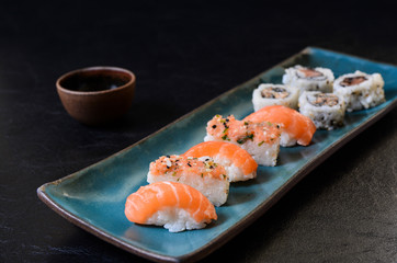 Sushi. Comida japonesa, niguiri, salmão, atum, skin