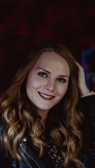 Fototapeta premium Hübsche Frau modelt vor einer Graffitiwand