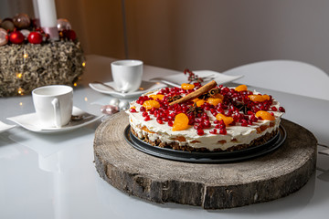 Weihnachtliche Spekulatius Torte mit Mascarpone, Granatapfel und Zimt