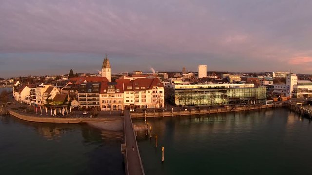 Stadtansicht von Friedrichshafen am Bodensee bei Sonnenaufgang