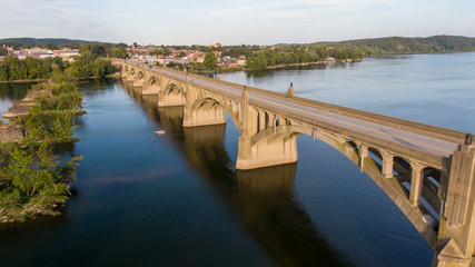 Obraz premium Arched bridge across river, classic architecture, aerial view