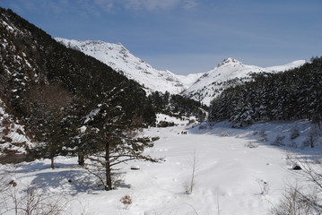 Fototapeta na wymiar Winter in the mountains - pyrenees