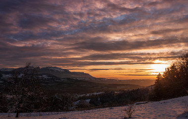 Panorama sur le massif des Brasses et le Mole au coucher du soleil