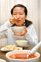Obraz na płótnie Canvas ご飯を食べる女の子