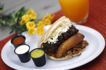 Arepa de Pabellón, Comida tradicional Venezolana. Traditional Venezuelan Food