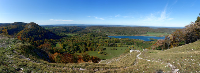 vue sur le Lac de la Motte ou d'Ilay depuis le Pic de l'Aigle, Jura - obrazy, fototapety, plakaty