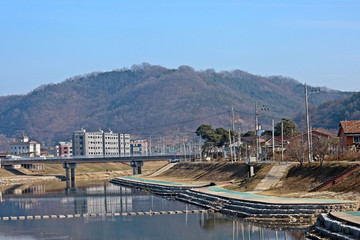강변 소도시