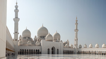 Fototapeta na wymiar Weiße Moschee Abu Dhabi