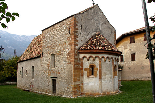 la chiesetta romanica di San Floriano presso Laghetti (Bolzano)