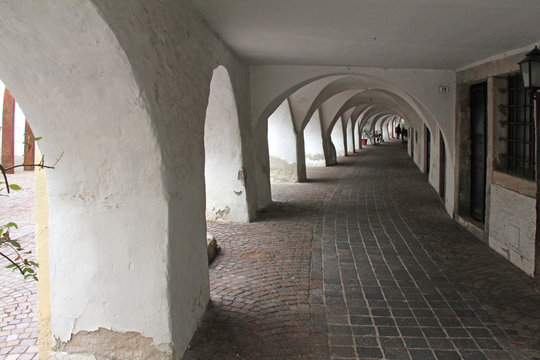 passaggio porticato nel centro storico di Egna (Bolzano)