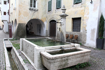 Fototapeta na wymiar grande fontana nel centro storico di Egna (Bolzano)