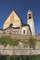 Fototapeta na wymiar l'antica chiesa di San Nicolò a Carano; Val di Fiemme; Trentino