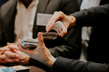 Tour de magie avec des cartes