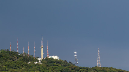 Nuvens de chuva ao fundo de torres e antenas do Morro da Cruz em Florianópolis © Fotos GE
