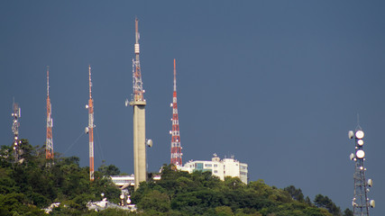 Nuvens de chuva ao fundo de torres e antenas do Morro da Cruz em Florianópolis
