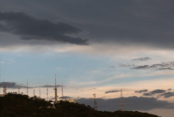 Florianopolis Nuvens de chuva ao fundo de torres e antenas do Morro da Cruz em Florianópolis