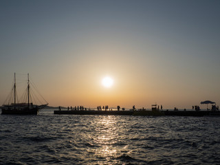 Fototapeta na wymiar Típica puesta de son sobre el mar en Zadar, ciudad de la costa de Croacia, Europa, verano de 2019