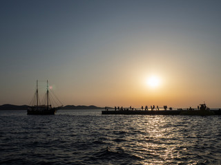 Típica puesta de son sobre el mar en Zadar, ciudad de  la costa de Croacia, Europa, verano de 2019