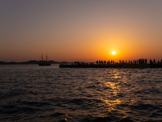 Típica puesta de son sobre el mar en Zadar, ciudad de  la costa de Croacia, Europa, verano de 2019