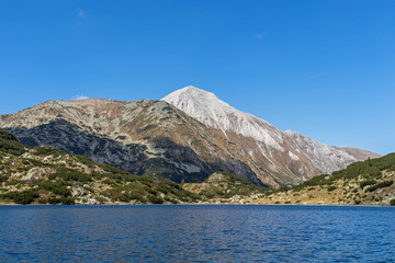 Obraz premium Fish Banderitsa lake at Pirin Mountain, Bulgaria