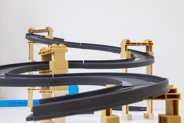 おもちゃのクルマ用のコース（見本、立体的、子供）a course for toy car