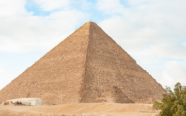 Fototapeta na wymiar Great Egyptian pyramids in Giza, Cairo, Pyramid is a popular tourist destination in Egypt.