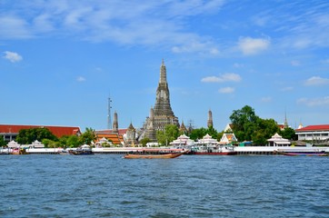 Naklejka premium Wat Arun: templo budista del amanecer
