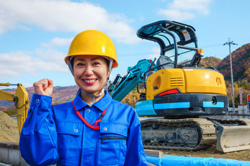 青色の作業服を着た女性