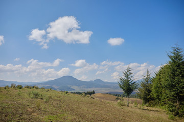 Paisaje de campo y montaña en Michoacan