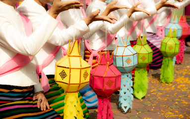Naklejka premium Thai ladies dancer holding beautiful colorful paper lanterns.