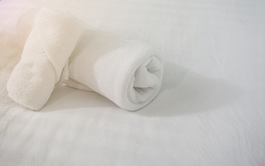 Fototapeta na wymiar White Towels on white bedclothes