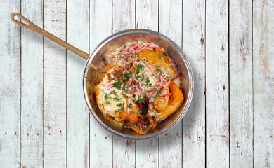 Baked chicken with vegetables and vegetables.