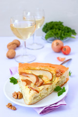 Zwiebelkuchen mit Birnen und Nuss