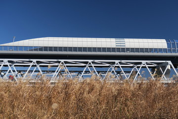 Fototapeta premium 江戸川に架かる葛飾大橋と東京外環道路と冬空