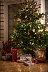 Fototapeta na wymiar Beleuchteter Weihnachtsbaum mit Geschenken