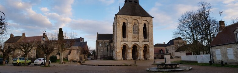 Fototapeta na wymiar Abbaye de Saint-Benoît-sur-Loire, Tour-porche, Vue en panorama, haute