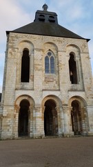 Fototapeta na wymiar Abbaye de Saint-Benoît-sur-Loire, Tour-porche, Vue de face et pleine