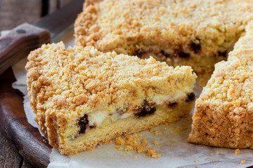 Crumble cake with ricotta cheese and chocolate chips