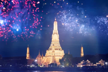 Poster Wat Arun-tempel in Bangkok met vuurwerk. Nieuwjaar en vakantie concept. © erika8213
