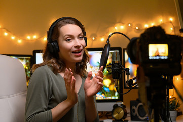 Technobloger, a video browser leads a column, or streaming in a live broadcast. YouTube and services for video. Mass media, techno news