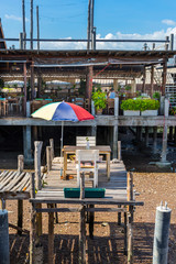 skurriler Sitzplatz zum Essen auf einer Terrasse